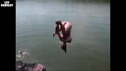 Момиче пада дъска във водата 