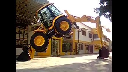 Кола, минаваща под Jcb 4cx багер