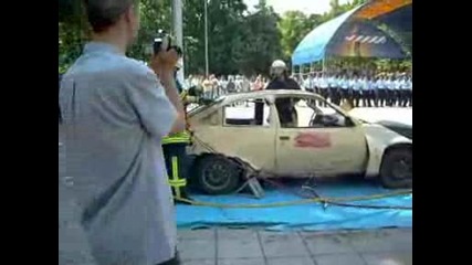 Демонстрация на работата на пожарната в Хасково при отваряне на автомобил в произшествие