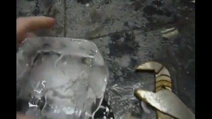 Нагорещено никелирано топче върху лед