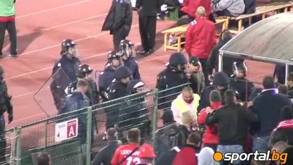 Мафия, мафия - червени емоции край оградата 