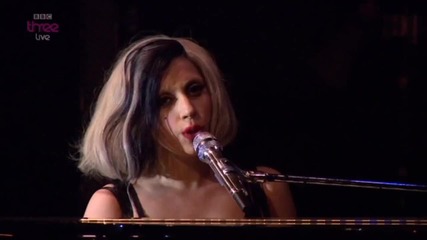 Едно пиано и Lady Gaga [докосва ти сърцето направо..]