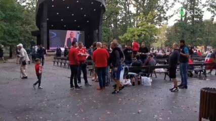 Феновете на ЦСКА се събират пред сцената в Борисовата градина
