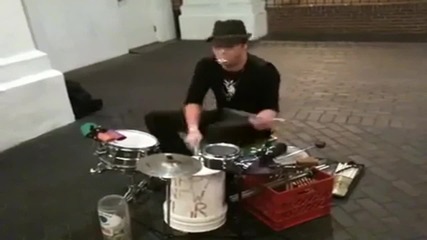 Човек свири на барабани 