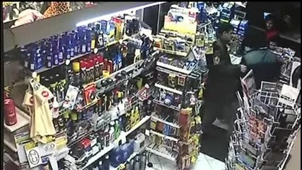 Пиян клиент предотвратява обир на магазин 