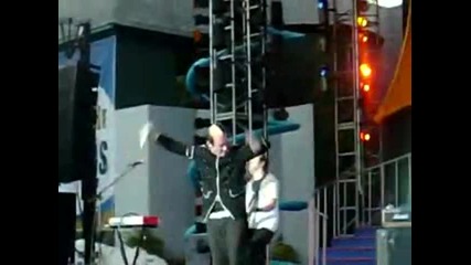 Thousand Foot Krutch - Rawkfist (live)