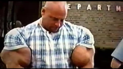 Луд мъж с огромни мускули 
