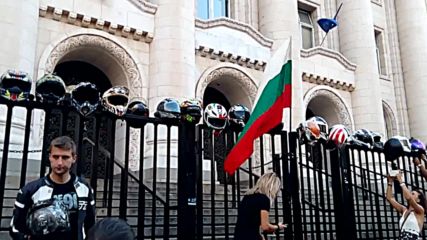 Рокери обсадиха турското посолство и Съдебната палата в София