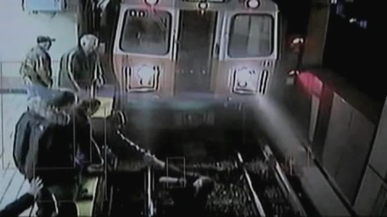 Пияна Жена пада пред влак 