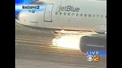 Пилот приземява брилянтно на летището пътнически самолет с блокирал колесник !