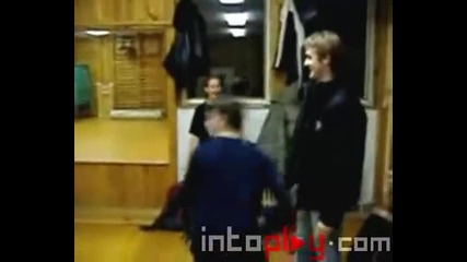 Глупак се размазва на стена