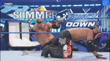 Rey Mysterio вкарва Kane в ковчега