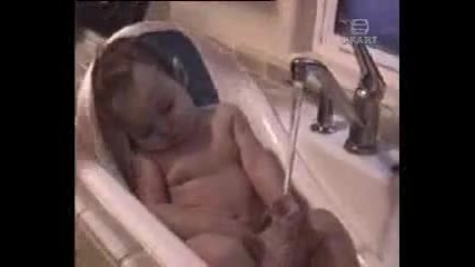 Бебе обича да се къпе под чешмата.смях 