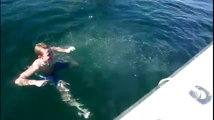 Пич си удря главата в яхта при опит за задно салто ! 