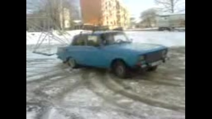 Москвич прави дрифтове на сняг