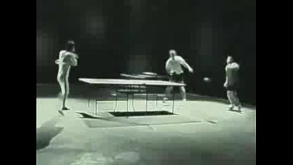 Брус Лийй - Играе Тенис На Маса! ! !
