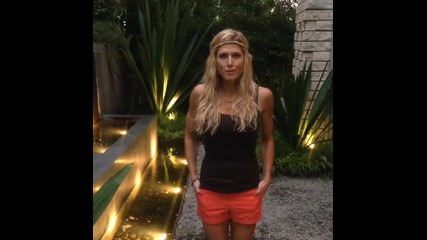Torries Wilson се залива с ледена вода ( Ice Bucket Challenge )