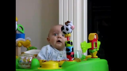 Бебе се плаши докато майка му си издухва носа 