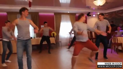 Руски войници танцуват на сватбата на приятеля си
