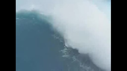 Сърфист яхва голяма вълна и остава невредим