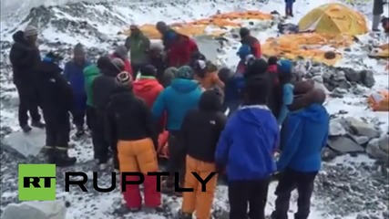 Оцелелите след лавината алпинисти в базовия лагер на Еверест