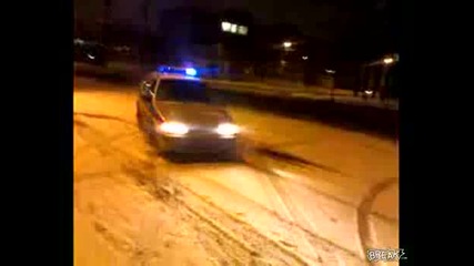 Полицай щурее по улиците на москва 