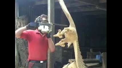Chainsaw_carving_of_a_large_eagl