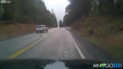 Пиян шофира опасно на пътя