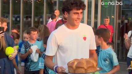 Десетки фенове посрещнаха сензацията от Уимбълдън Иван Иванов