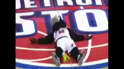 Detroit Pistons Mascot Hooper Half Court Shot