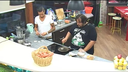 Двама мъже в Кухнята
