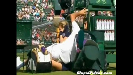 Тенисист пада върху момиче 