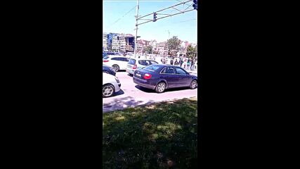Няколко протестиращи блокираха булевард "България" и изнервиха шофьорите