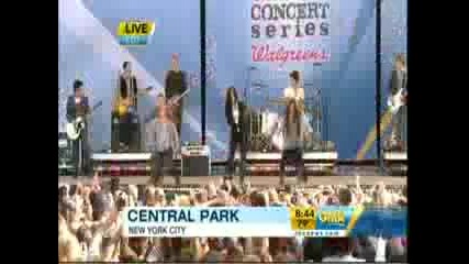 Demi Lovato и Jonas Brothers - Cant Back Down на живо
