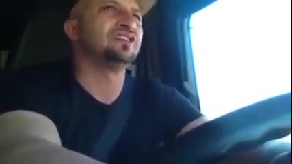 Шофьор на камион изпълнява сръбска песен