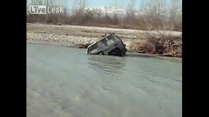 Опит за преминаване на река