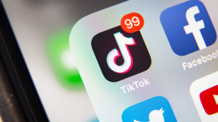 Поискаха пълна забрана за TikTok в САЩ: шнионира ни и ни влияе
