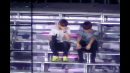 Minho and Jonghyun kiss