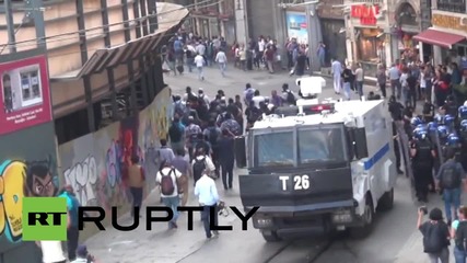 Турция: Полицията в Истанбул разпръсква протестиращи с водно оръдие