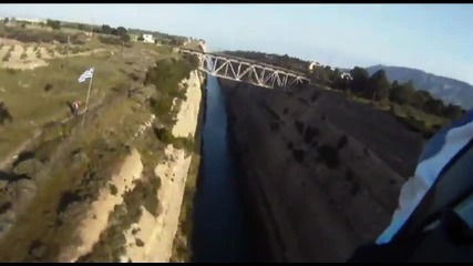 85 - Meter - Sprung Motocrosser fliegt uber den Kanal von Korinth 