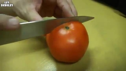 Готвач демонстрира майсторско рязане на домат