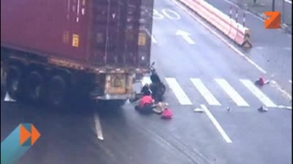 Китайка оцеля след сблъсък с камион