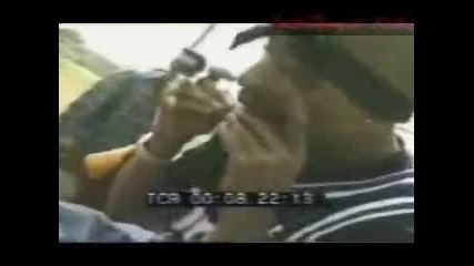 2pac demonstrates how to roll a blunt