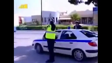 Полицай спира моторист смях