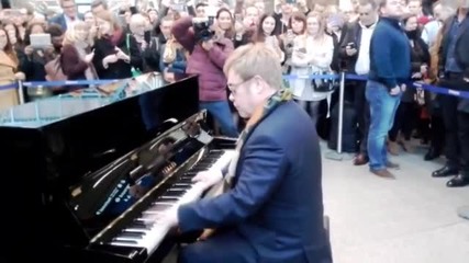 Елтън Джон зарадва лондончани с концерт в жп-гара