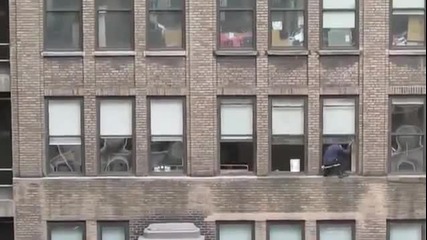 Смелчага мие прозорци на 10-ия етаж без обезопасено въже