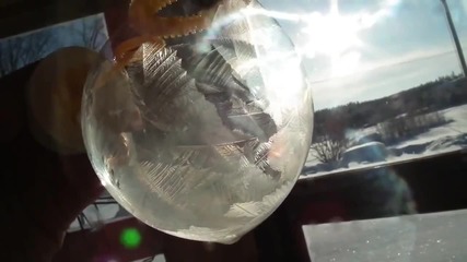 Водно балонче замръзва