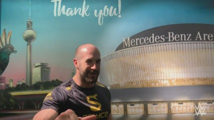 WWE Superstars bedanken sich für ein gigantisches Tourfinale, Mai 2019