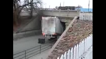 голям тир заседна в тунел! 