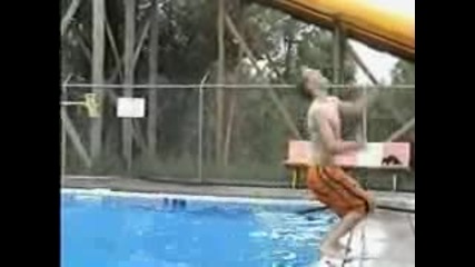 Много яко пребиване в басейн